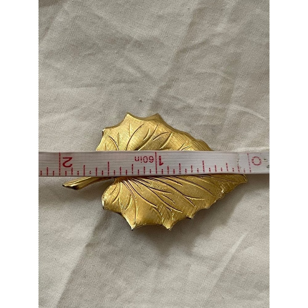 Vintage Gold-tone Lightweight Leaf Brooch - Picture 10 of 12